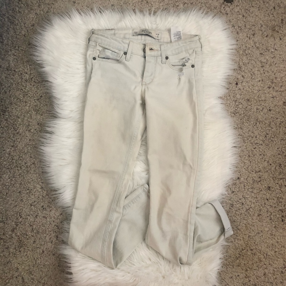 ABERCROMBIE LIGHT WASH JEANS